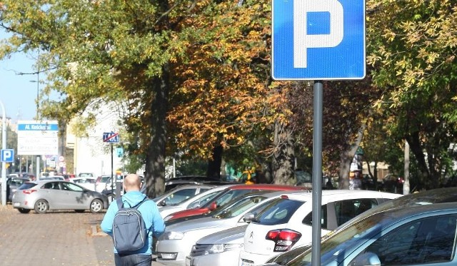 Sejm chce umożliwić samorządom dużych miast wprowadzenie wyższych opłat za parkowanie w śródmieściu. W Łodzi na razie nie ma planów podniesienia stawek.