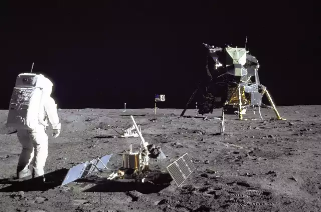 16 lipca 1969 roku z Centrum Lotów Kosmicznych na Przylądku Canaveral wystartowała misja Apollo 11. W jej skład wchodzili: Neil Armstrong, Buzz Aldrin oraz Michael Collins. Dwóch pierwszych astronautów wylądowało na Księżycu, 20 lipca. Następnego dnia Armstrong jako pierwszy człowiek w historii postawił nogę na Srebrnym Globie i wypowiedział słynne zdanie: "To jest mały krok człowieka, ale wielki skok dla ludzkości".Zobacz również: 50 lat temu człowiek wylądował na Księżycu. Na czym teraz powinna skupić się ludzkość?Źródło:Dzień Dobry TVN