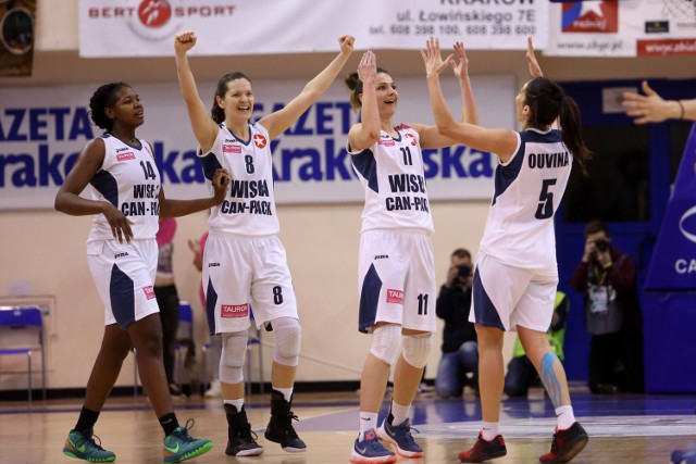 22.04.2016  krakow  koszykowka kobiet, mecz wisla can pack krakow - sleza wroclaw, play off, polfinal, nz denesha stallworth, justyna zurowska cegielska, agnieszka szott hejmej, cristina ouvina,fot. andrzej banas / polska press