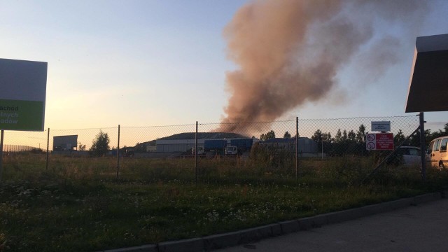 O tym pożarze poinformował nas Czytelnik. Z jego relacji wynika, że na składowisku odpadów w Kartowicach (to miejscowość w powiecie Żagańskim, położona niedaleko Szprotawy). Z miejsca pożaru równolegle zdjęcia nadesłało nam kilkoro CzytelnikówInformacje, które przekazał nam Czytelnik potwierdzają strażacy. - To nie pierwszy pożar na tym wysypisku. Tego typu zdarzenia mają tu miejsce pięć, czasem sześć razy do roku. Te śmieci palą się cały czas. Trzeba je rozgarnąć przy użyciu spychacza i zalewać dużą ilością wody - mówi st. kpt. Paweł Grzymała, oficer prasowy Komendy Powiatowej Państwowej Straży Pożarnej w Żaganiu. Strażacy przyznają, że akcja jest trudna, bo nie do końca wiadomo jakiego typu odpady znajdują się na wysypisku. - Tam są przeróżne substancje. Pracujemy w aparatach tlenowych - przyznaje P. Grzymała. Z pożarem walczy osiem zastępów strażaków. Gęsty, czarny dym jest widoczny z dużej odległości. Nie wiadomo jak długo potrwa gaszenie wysypiska. Nie wiadomo też co były przyczyną pożaru. Możliwe, że ze względu na gromadzone tu odpady, mogło dojść do samozapłonu.Przeczytaj też:  Ogromny pożar wysypiska śmieci w Brożku