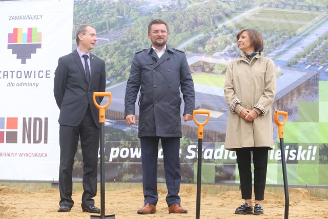 Od lewej: prezes Stowarzyszenia Kibiców "SK 1964" Piotr Koszecki, prezydent Katowic Marcin Krupa i  prezes realizującej inwestycję Grupy NDI Małgorzata Winiarek-Gajewska.