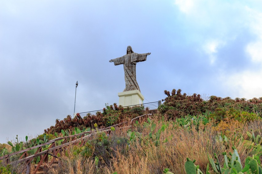 Posąg Chrystusa w Caniço stoi na spektakularnym wzgórzu nad...