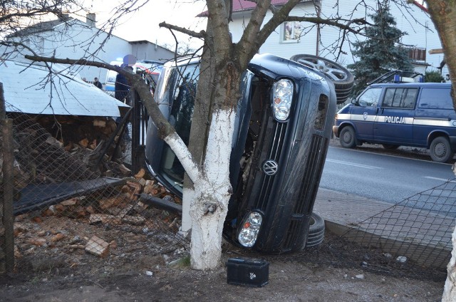 25-latek stracił panowanie nad pojazdem i uderzył w ogrodzenie.