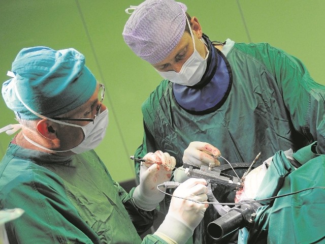 Lipiec  2012 r. Prof. Marek Harat (po lewej) i dr Marcin Rudaś wykonali pierwszą w kraju operację wszczepienia  do mózgu elektrod  u 19-letniej pacjentki cierpiącej na patologiczną otyłość.