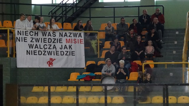 Od piątku 9 marca 16 ekip walczyło w hali przy ul. Szarych Szeregów o zwycięstwo w ósmej edycji turnieju piłki ręcznej organizowanej przez Uczniowski Klub Sportowy "Miś". Na parkiecie mogliśmy ujrzeć po trzy drużyny Zewu Świebodzin i Kusego Szczecin, dwa zespoły Gwardii Koszalin, UMKS-u Szczecin Dąbie, Gimnazjum nr 11 Szczecin, UKS-u Osiemnastki Koszalin, Iskry Bydgoszcz, Alfy Strzelno, Spartakusa Zielona Góra oraz dwie ekipy miejscowego Misia. Na boisku można było zobaczyć nie tylko chłopaków, ale również dziewczyny, bo płeć żeńska w zmaganiach tych młodych szczypiornistów to nie żadna nowość. Sala przy ul. Szarych Szeregów była główną hala zmagań młodych piłkarzy ręcznych, ale szczypiorniści przez trzy dni rywalizowali też w sali w Deszcznie oraz w hali AWF w Parku Słowiańskim w Gorzowie. W trakcie turnieju najgoręcej kibicowali najwierniejsi fani UKS-u. Były bębny, trąbki oraz głośne okrzyki. Przy takim dopingu podopiecznym Pawła Cichonia oraz Janusza Szopy grało się znacznie prościej. Nic więc dziwnego, że jedna z ekip Misia Gorzów triumfowała w całym turnieju.Sprawdźcie, jak przebiegała rywalizacja drugiego dnia.OBEJRZYJ TEŻ: Bochnia: Piłka ręczna ponad 200 metrów pod ziemią