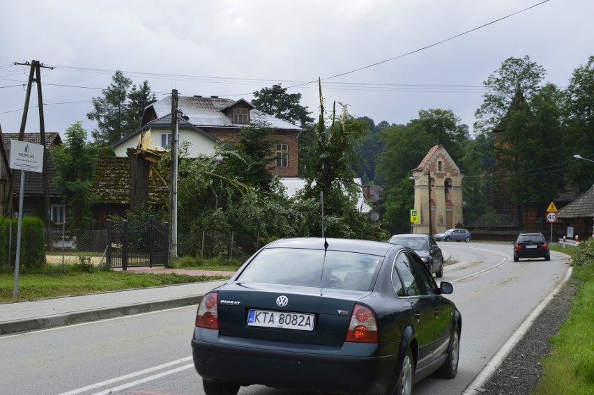 Nawałnica nad powiatem gorlickim. Zerwane dachy, połamane drzewa