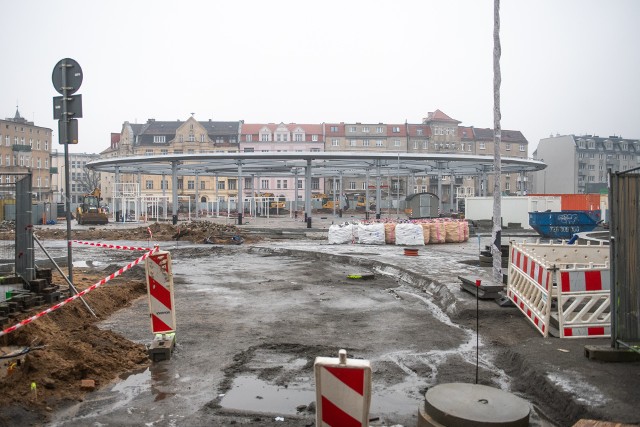 Widać już, jak może za kilka miesięcy prezentować się rynek Łazarski. Wciąż trwa jego budowa. Ustawiono już metalową konstrukcję, wyznaczono miejsce na fontannę, brakuje nawierzchni, a w dalszej kolejności kupców i kupujących. Za kilka miesięcy rynek Łazarski zostanie zaprezentowany w całej okazałości. Jego przebudowa trwa już prawie rok. Zobacz zdjęcia z placu budowy ---->