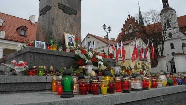 Kwiaty i znicze u stóp pomnika Marszałka w Białymstoku