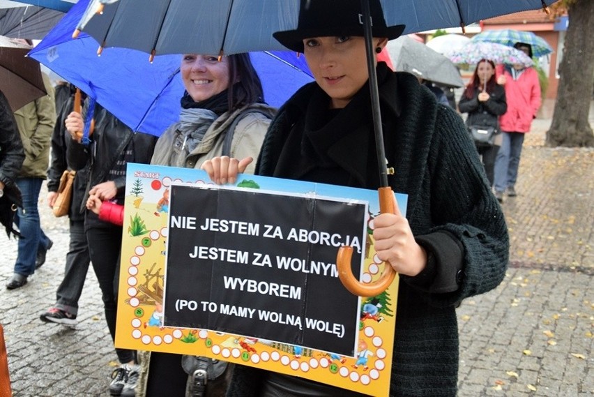 Czarny protest w Stargardzie. Przeciwnicy całkowitego zakazu aborcji wypełnili Rynek Staromiejski