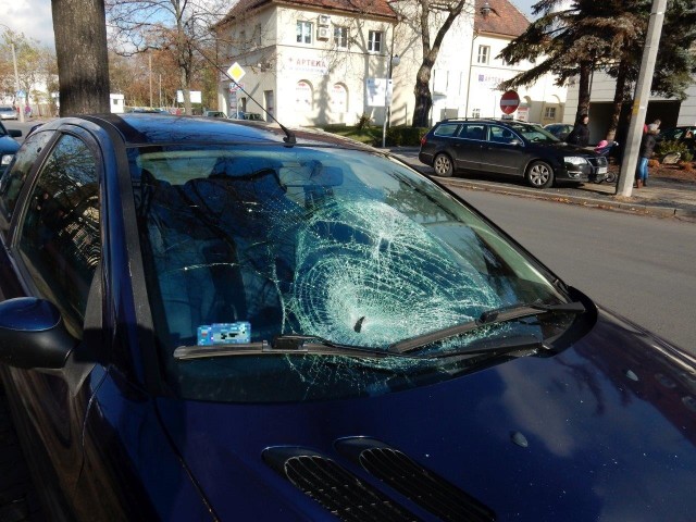 Do potrącenia pieszego doszło dziś rano w rejonie szpitala wojewódzkiego przy ulicy Katowickiej w Opolu. Jak wynika z ustaleń policjantów, 32-latek wszedł wprost pod koła peugeota, którym kierowała 20-latka. Do zdarzenia doszło w miejscu, gdzie nie było przejścia dla pieszych. Na szczęście nikomu nic się nie stało. Mężczyzna został ukarany mandatem.