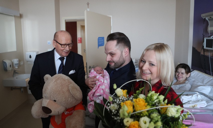 Szczęśliwi rodzice Igi dostali od prezydenta Ferenca kwiaty,...