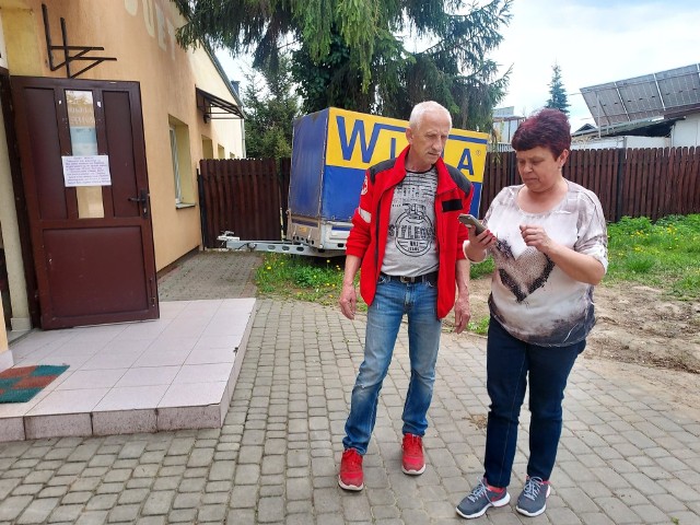 Pomoc wydawana będzie od poniedziałku 9 maja w godzinach od 13 do 16, w budynku starego PKS przy ulicy  11 Listopada 32 w dni robocze. Warunkiem odebrania pomocy jest okazanie paszportu. Na zdjęciu Leopold Wójcik i Urszula Gach z sandomierskiego oddziału PCK.