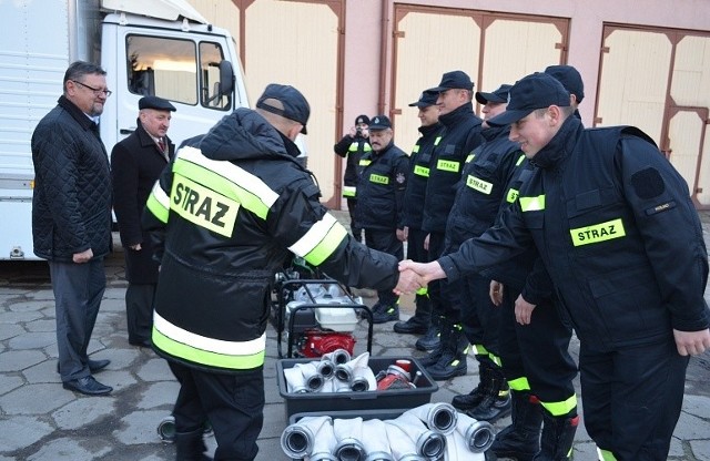 Nowy sprzęt przekazał strażakom osobiście Andrzej Duda, burmistrz Kolna