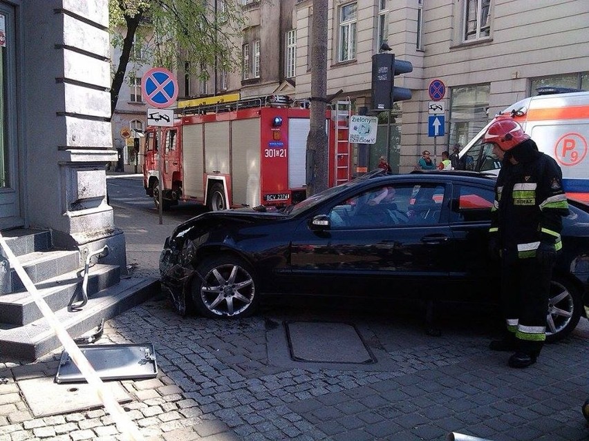 W centrum Bydgoszczy mercedes ściął znak, a potem uderzył w kamienicę! [zdjęcia]