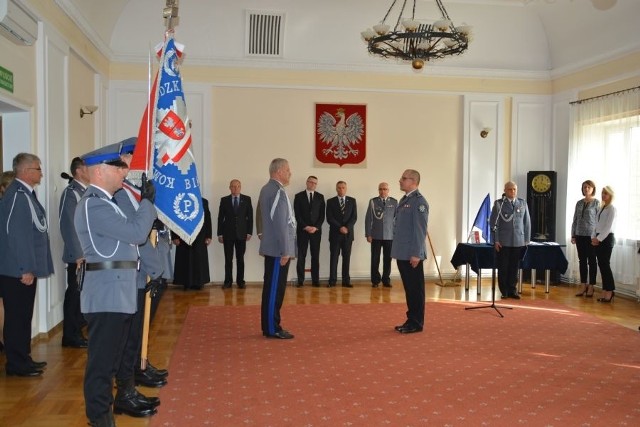 Przed Komendantem Wojewódzkim Policji w Białymstoku nadinspektorem Sławomirem Mierzwą funkcjonariusze ślubowali m.in. „Strzec bezpieczeństwa państwa i jego obywateli nawet z narażeniem życia…”.