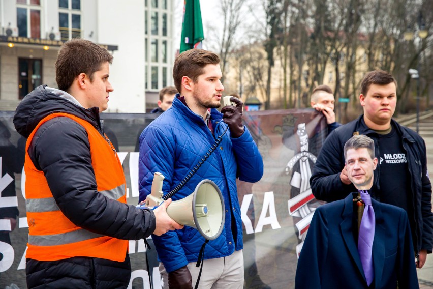 Młodzież Wszechpolska w Białymstoku spaliła kukłę Ryszarda...