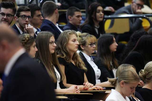 W czwartek, 12 marca, zarządzenie wydać ma również rektor Uniwersytetu Śląskiego. Obecnie zajęcia na uczelni zostały odwołane, ale m.in. dziekanaty i biblioteki są otwarte. Odbywają się także egzaminy.