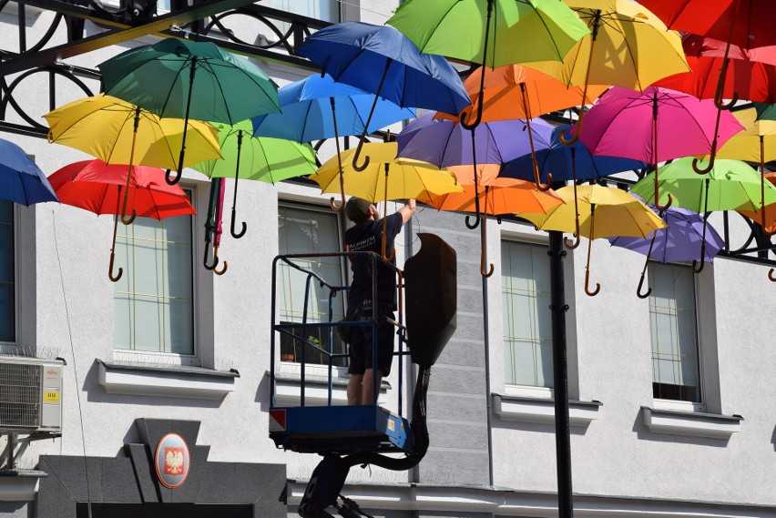 Białystok. Ulica Kilińskiego nabiera kolorów. Trwa montaż kilkuset parasoli (zdjęcia)