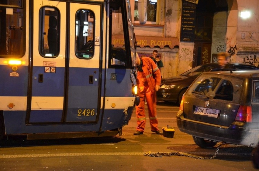 Wrocław: Wypadek na Sienkiewicza. Volkswagen zderzył się z tramwajem (ZDJĘCIA)