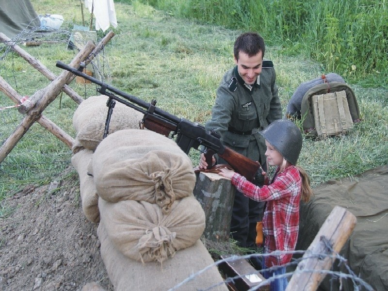 Okopy, żołnierze i karabiny na pikniku w Przemyślu [FOTO]