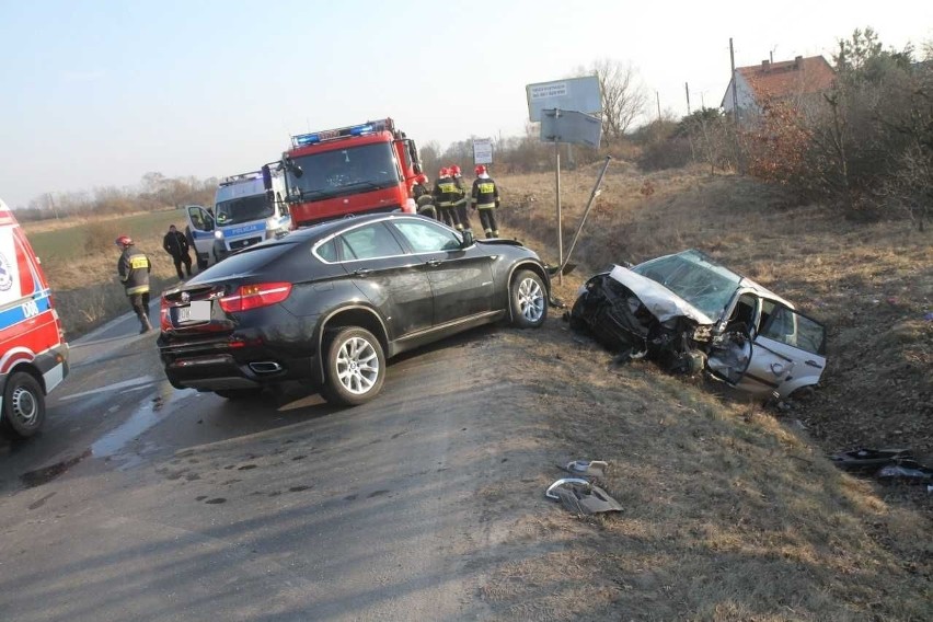 Groźny wypadek we Wrocławiu. BMW wyprzedzało w korku