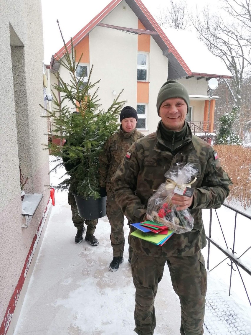 Terytorialsi z 5. MBOT rozdają prezenty z okazji Bożego Narodzenia. Wsparcie otrzymali m.in. kombatanci i dzieci z domu dziecka