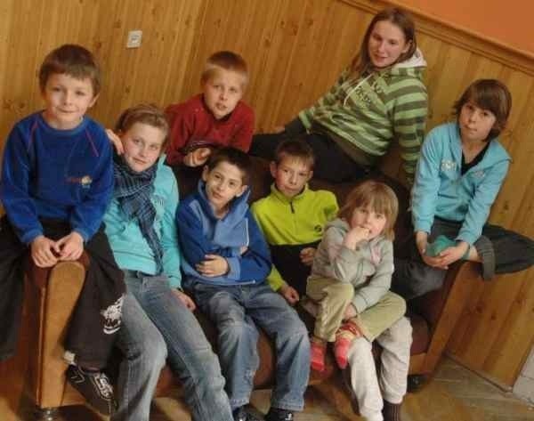 Dzieci z Sowczyc, od lewej: Maciek, Sara, Patryk, Marcin, Dawid, Basia, Sandra i Iwona.