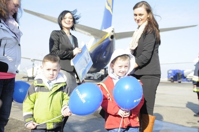 Szymon Stachowicz (w zielonej kurteczce) z bratem oraz Joanną Sowińską, rzeczniczką lotniska (u góry z lewej) i Katarzyną Gaborec z Ryanaira tuż przed odlotem do Dublina.