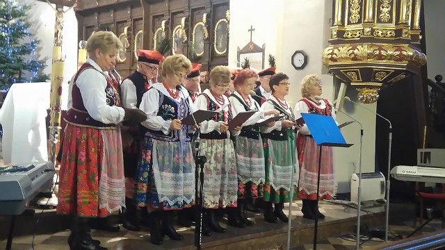 Podczas I Przeglądu Kolęd i Pastorałek w kościele świętego Bartłomieja w Chęcinach wystąpił między innymi zespół „Siedlecczanki” z Siedlec.