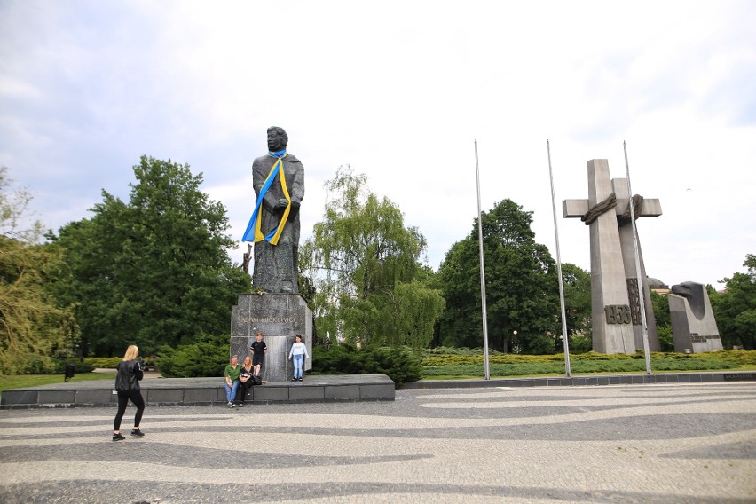 Na pomniku Adama Mickiewicza wisi duża niebiesko-żółta...