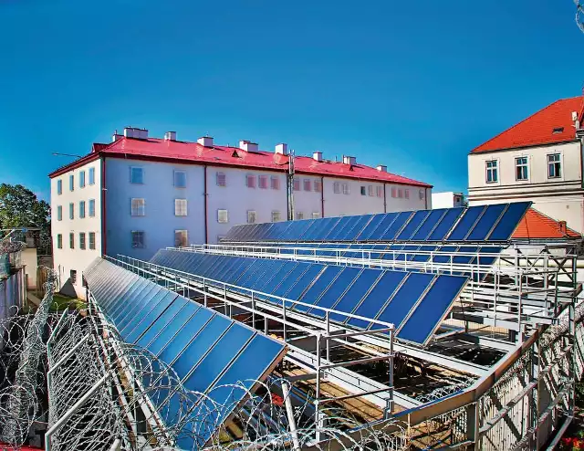 Ciepłą wodę w sądeckim Zakładzie Karnym gwarantuje teraz nowoczesna instalacja solarna składająca się ze 130 paneli