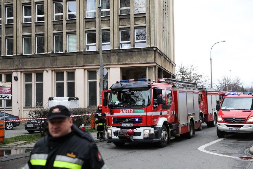 Kraków. Dziesiątki osób ewakuowanych z biurowca przy Rondzie Mogilskim. W jednej z kancelarii ktoś rozlał substancję chemiczną [26.02.2020]