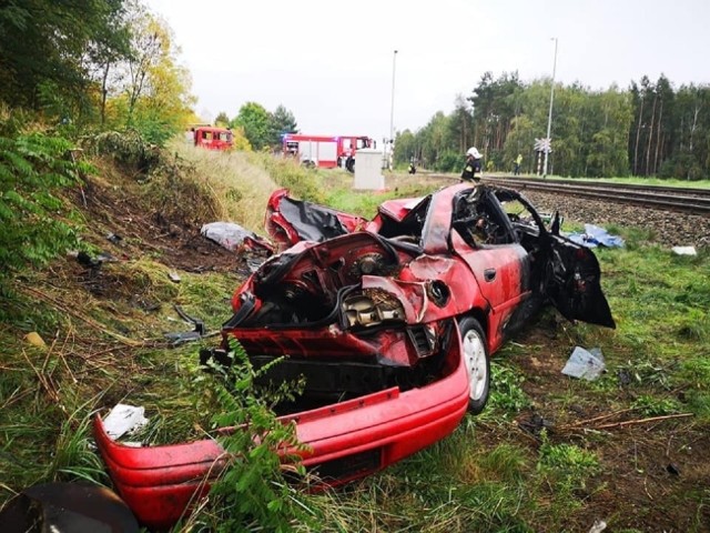 Samochód, którym podróżowała matka z dziećmi, został kompletnie zniszczony.