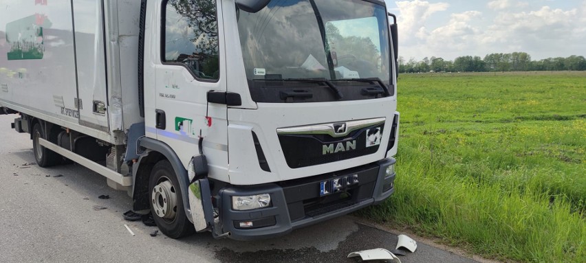 Kolizja ciężarówek w Myszyńcu. Zderzenie ciężarówki z betoniarką. Do kolizji doszło w czwartek 26.05.2022. Zdjęcia