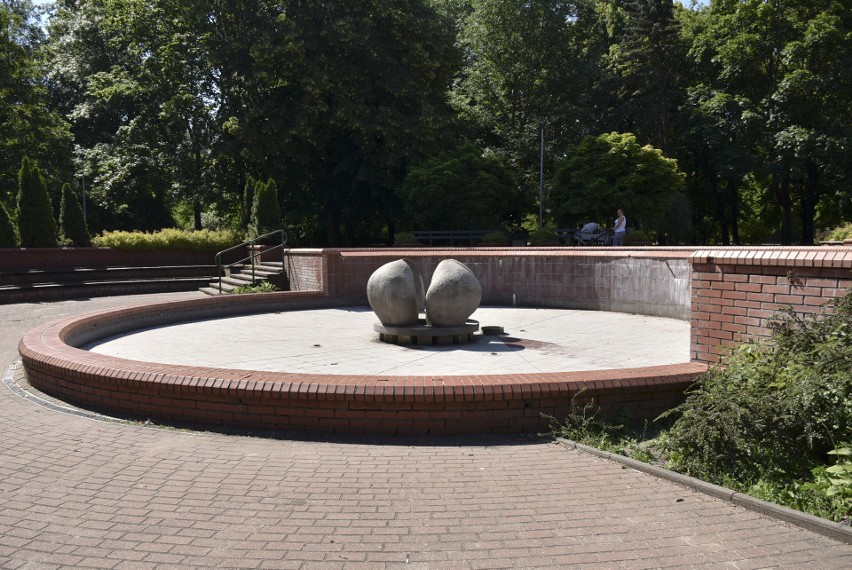 Szukający cienia i wody w słupskich parkach spotykają niedziałające brudne fontanny. Dlaczego?