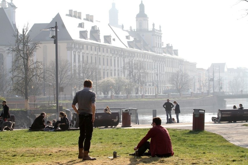 Wrocławianie na Wyspie Słodowej. Wiosenna pogoda zachęca [GALERIA]