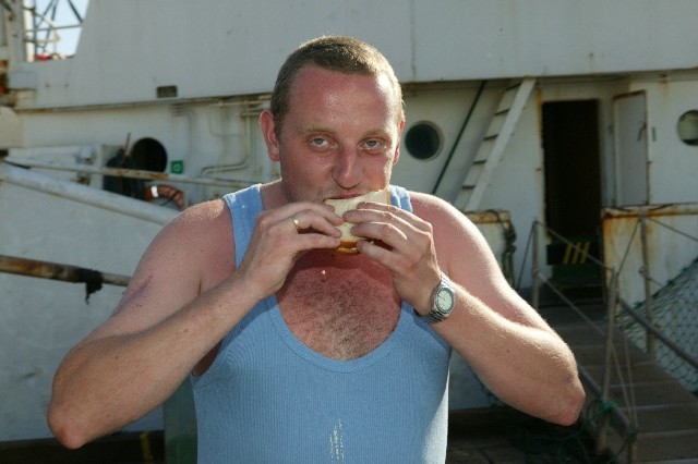 Piotr Andrzejewski z Gdyni mógł się najeść do syta po raz pierwszy od kilku dni. Racje żywnościowe na North Ocean jeszcze wczoraj rano były niemal głodowe.