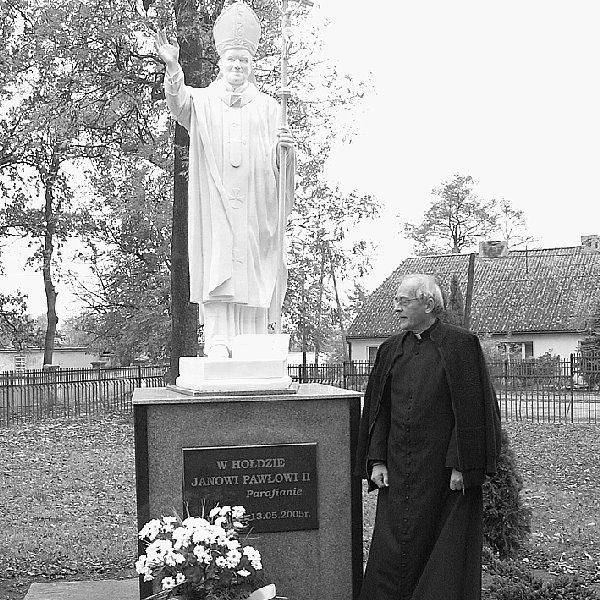 Pomnik Jana Pawła II stanął w Słupach dzięki zaangażowaniu  i ofiarności parafian. Na zdjęciu: ks. proboszcz Leszek Kroll.