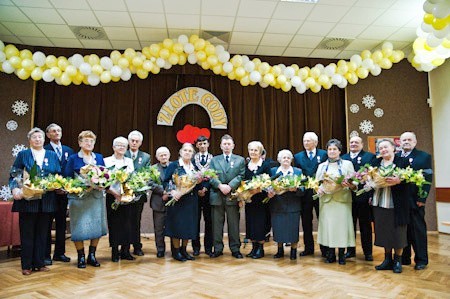 Pamiątkowe zdjęcie jubilatów z burmistrzem Jarosławem Samelą