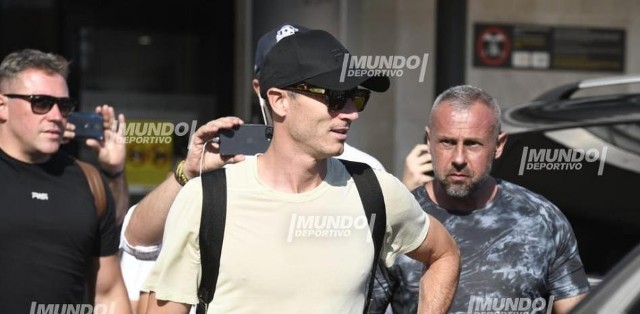 Robert Lewandowski na lotnisku w Palma de Mallorca