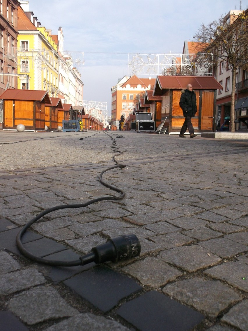 Ozdoby świąteczne w Rynku już wiszą