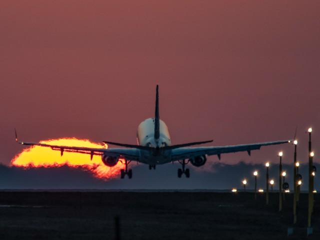 Embraer 170 Polskich Linii Lotniczych LOT chwilę przed przyziemieniem na drodze startowej pyrzowickiego lotniska.