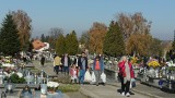 Wszystkich Świętych 2021 na cmentarzu w Kazimierzy Wielkiej. Już w niedzielę wiele osób odwiedzało groby swoich bliskich [ZDJECIA]