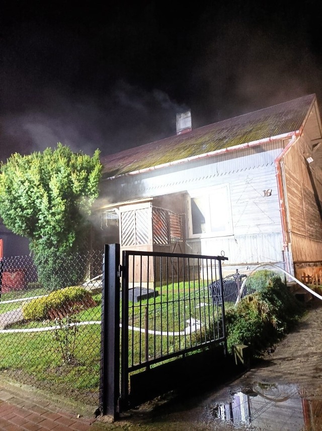 W poniedziałek, 26.12.2022 tuż przed godziną 18:00 straż pożarna została poinformowana o pożarze domu jednorodzinnego w Czyżewie. Dach nad głową straciły łącznie dwie rodziny.