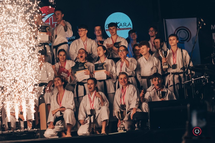 AKT Niepołomice-Kraków triumfowała w klasyfikacji generalnej mistrzostw Polski w karate tradycyjnym w Wieliczce. Zdjęcia