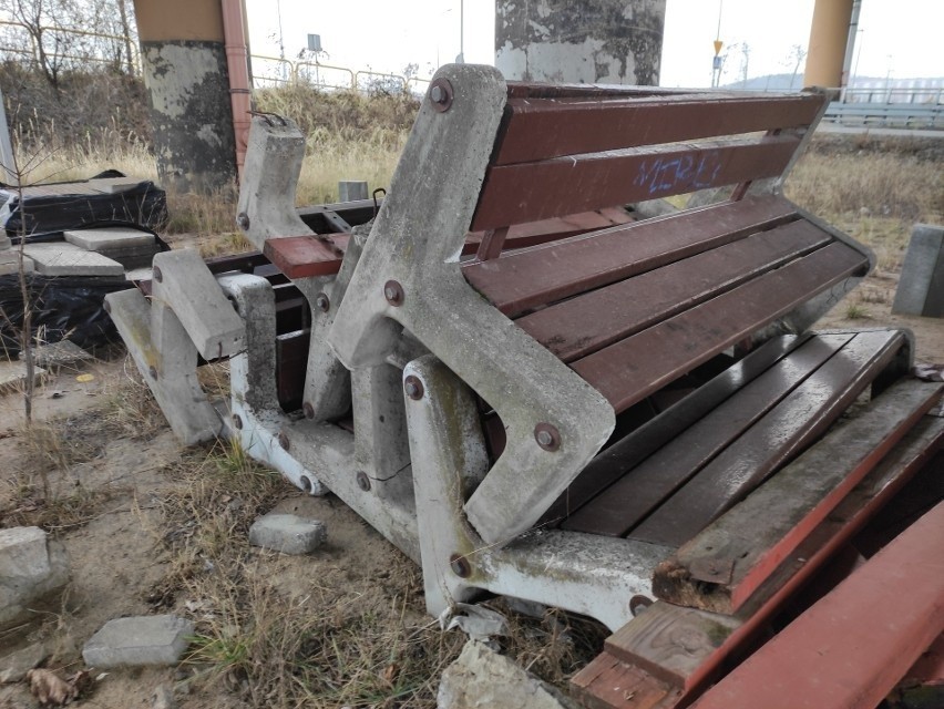 Co z ławkami leżącymi pod Estakadą Kwiatkowskiego w Gdyni? Miasto ma wobec nich plany
