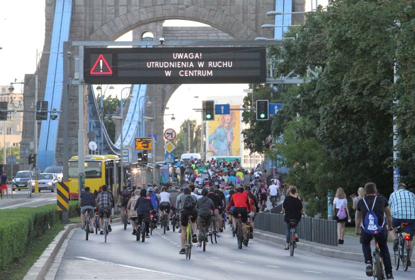 Rowerzyści przejechali przez miasto na powitanie lata