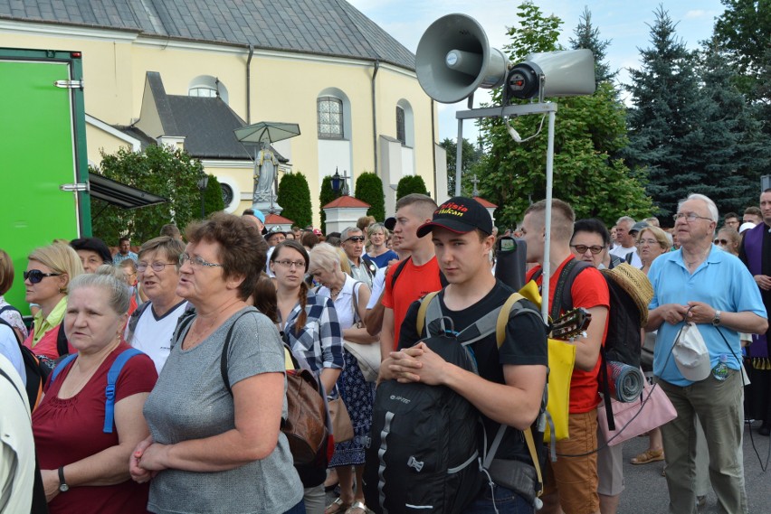 Ostrołęka: wyruszyła pielgrzymka na Jasną Górę [ZDJĘCIA+WIDEO]