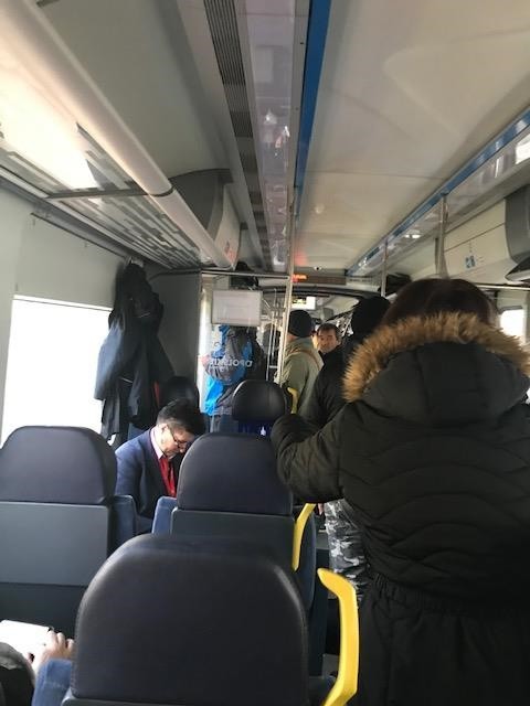 W niektórych pociągach jeżdżących na trasie Opole - Brzeg podróżuje sporo pasażerów. Ryzyko zakażenia koronawirusem wzrasta.