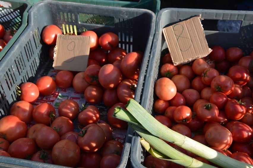 Ceny owoców i warzyw na stalowowolskim targu w piątek 4 listopada. Duży wybór! Zobacz zdjęcia 